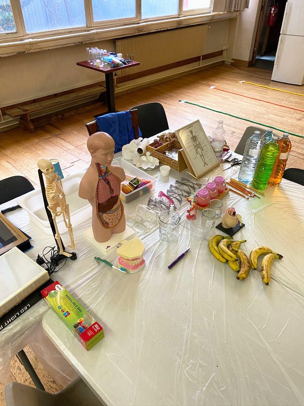 Une table d'atelier installée avec le matériel pédagogique
